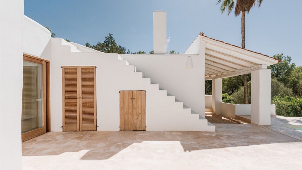 Fully renovated finca-style villa with separate guesthouse and stunning views