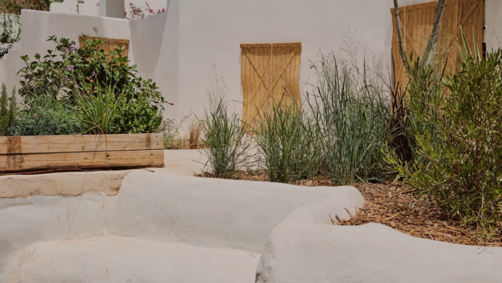 Fully renovated finca-style villa with separate guesthouse and stunning views
