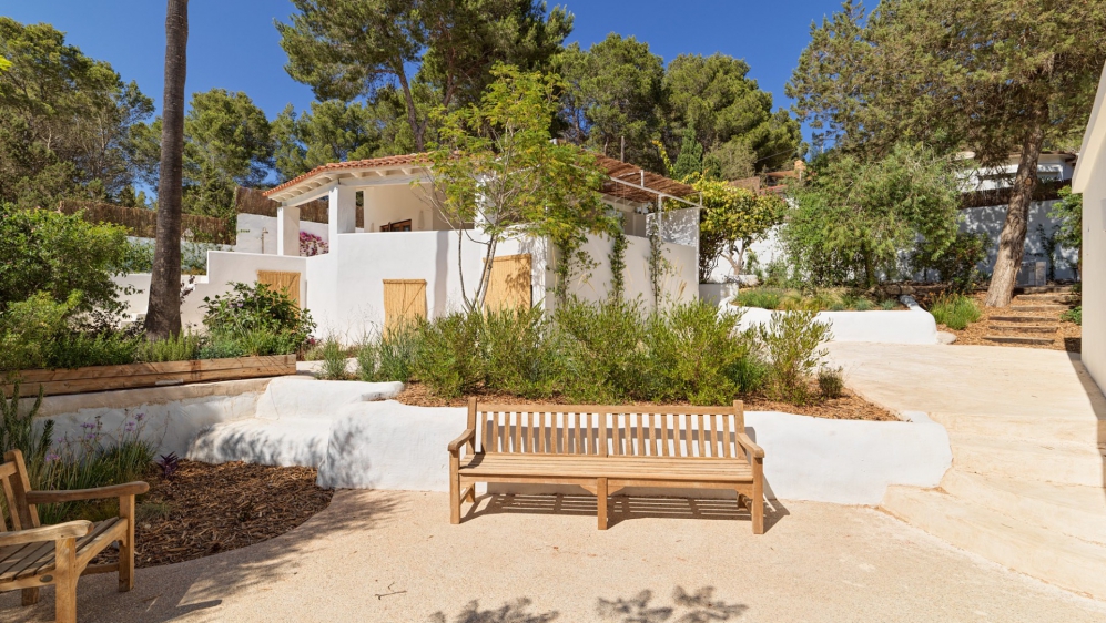 Fully renovated finca-style villa with separate guesthouse and stunning views