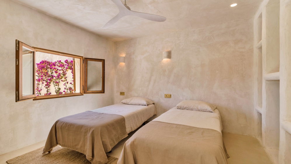 Fully renovated finca-style villa with separate guesthouse and stunning views