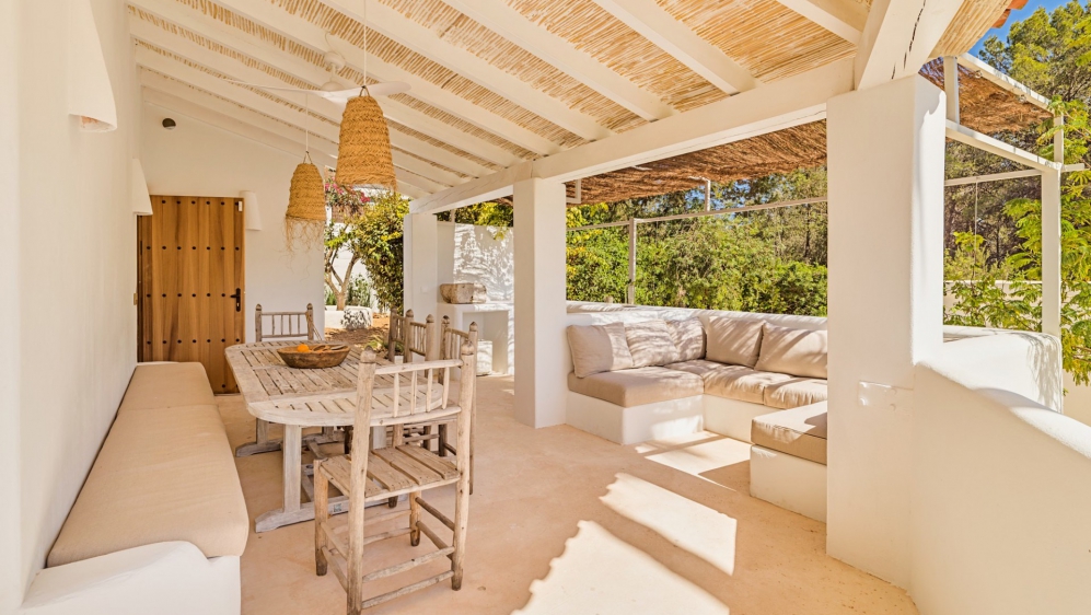 Fully renovated finca-style villa with separate guesthouse and stunning views