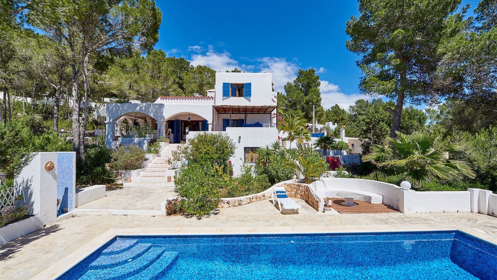 Authentieke Ibiza villa met schitterend zeezicht en heel veel potentieel 