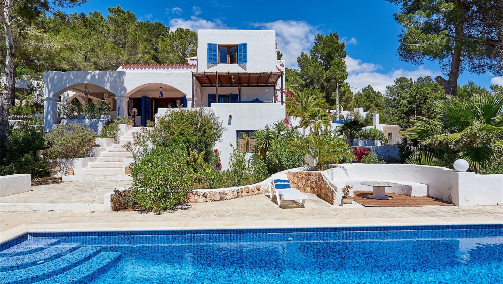 Authentieke Ibiza villa met schitterend zeezicht en heel veel potentieel 