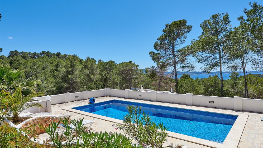 Authentieke Ibiza villa met schitterend zeezicht en heel veel potentieel 