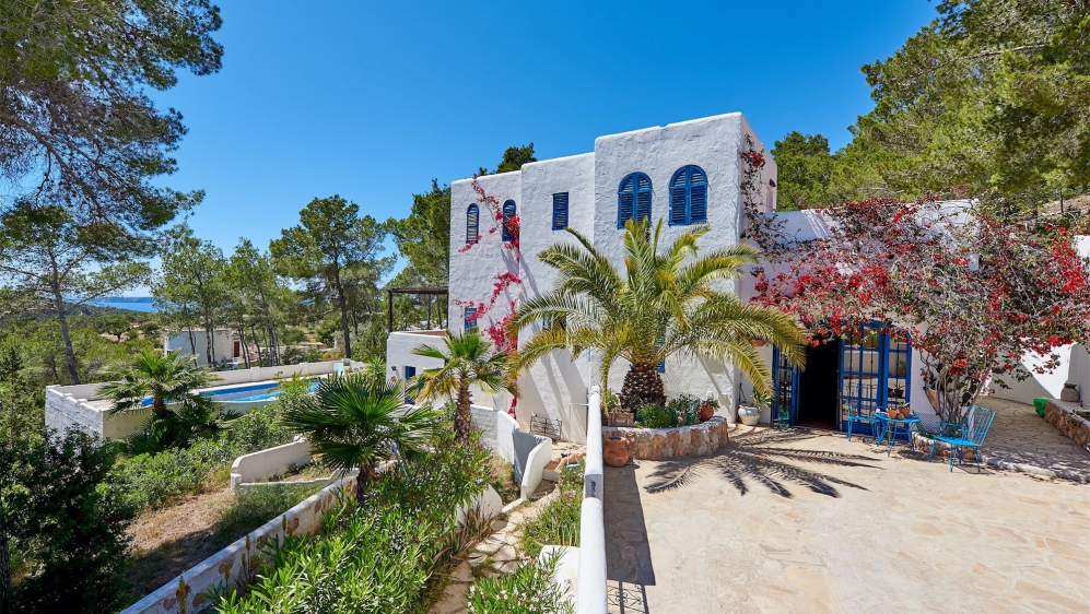 Authentieke Ibiza villa met schitterend zeezicht en heel veel potentieel 