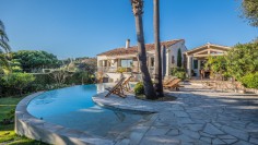 Lovely property offering amazing sea views at walking distance from the beach