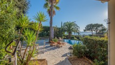 Lovely property offering amazing sea views at walking distance from the beach