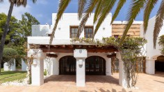 Unique and stunning sea front villa with granted building license for Blakstad reform project