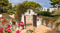 Unique and stunning sea front villa with granted building license for Blakstad reform project