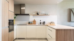Modern en stijlvol Ibiza appartement in luxe complex aan zee voor interessante prijs!