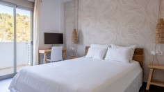 Stijlvol appartement met zeer groot terras en zeeicht in het hart van Talamanca