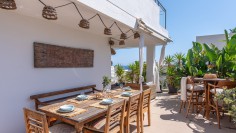 Stijlvol appartement met zeer groot terras en zeeicht in het hart van Talamanca