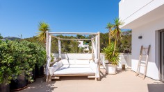 Stijlvol appartement met zeer groot terras en zeeicht in het hart van Talamanca