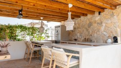 Schitterende volledig gerenoveerde Ibiza stijl villa met apart gastenverblijf op loopafstand van het strand