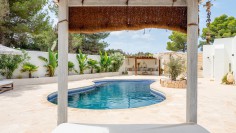 Schitterende volledig gerenoveerde Ibiza stijl villa met apart gastenverblijf op loopafstand van het strand
