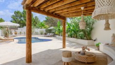 Schitterende volledig gerenoveerde Ibiza stijl villa met apart gastenverblijf op loopafstand van het strand