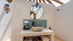 Schitterende volledig gerenoveerde Ibiza stijl villa met apart gastenverblijf op loopafstand van het strand