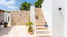 Schitterende volledig gerenoveerde Ibiza stijl villa met apart gastenverblijf op loopafstand van het strand
