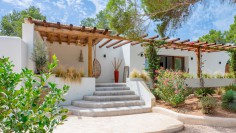 Schitterende volledig gerenoveerde Ibiza stijl villa met apart gastenverblijf op loopafstand van het strand