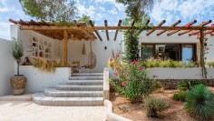 Schitterende volledig gerenoveerde Ibiza stijl villa met apart gastenverblijf op loopafstand van het strand