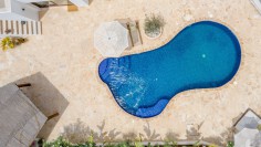 Schitterende volledig gerenoveerde Ibiza stijl villa met apart gastenverblijf op loopafstand van het strand