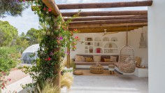 Schitterende volledig gerenoveerde Ibiza stijl villa met apart gastenverblijf op loopafstand van het strand