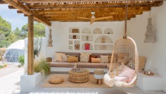 Schitterende volledig gerenoveerde Ibiza stijl villa met apart gastenverblijf op loopafstand van het strand