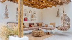 Schitterende volledig gerenoveerde Ibiza stijl villa met apart gastenverblijf op loopafstand van het strand