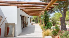 Schitterende volledig gerenoveerde Ibiza stijl villa met apart gastenverblijf op loopafstand van het strand