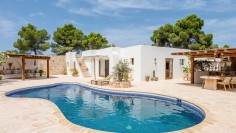Schitterende volledig gerenoveerde Ibiza stijl villa met apart gastenverblijf op loopafstand van het strand