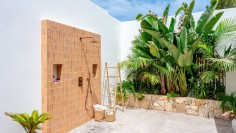 Schitterende volledig gerenoveerde Ibiza stijl villa met apart gastenverblijf op loopafstand van het strand