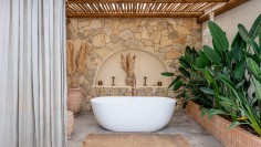 Schitterende volledig gerenoveerde Ibiza stijl villa met apart gastenverblijf op loopafstand van het strand
