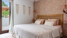 Schitterende volledig gerenoveerde Ibiza stijl villa met apart gastenverblijf op loopafstand van het strand