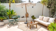 Schitterende volledig gerenoveerde Ibiza stijl villa met apart gastenverblijf op loopafstand van het strand