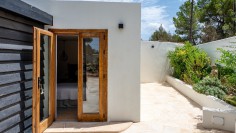 Schitterende volledig gerenoveerde Ibiza stijl villa met apart gastenverblijf op loopafstand van het strand