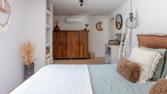 Schitterende volledig gerenoveerde Ibiza stijl villa met apart gastenverblijf op loopafstand van het strand