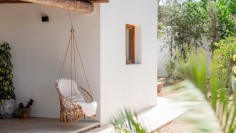 Schitterende volledig gerenoveerde Ibiza stijl villa met apart gastenverblijf op loopafstand van het strand
