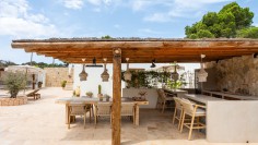 Schitterende volledig gerenoveerde Ibiza stijl villa met apart gastenverblijf op loopafstand van het strand