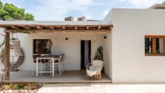 Schitterende volledig gerenoveerde Ibiza stijl villa met apart gastenverblijf op loopafstand van het strand