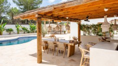 Schitterende volledig gerenoveerde Ibiza stijl villa met apart gastenverblijf op loopafstand van het strand