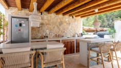 Schitterende volledig gerenoveerde Ibiza stijl villa met apart gastenverblijf op loopafstand van het strand