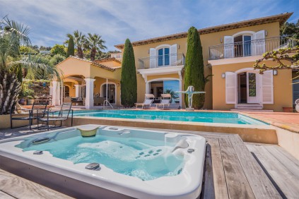 Spacious Provençal villa with panoramic sea views in private and secure domain