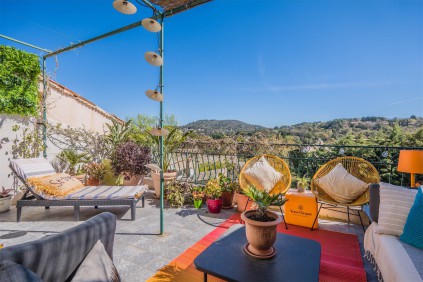Superb and very spacious renovated village house full of authentic details in the heart of the village