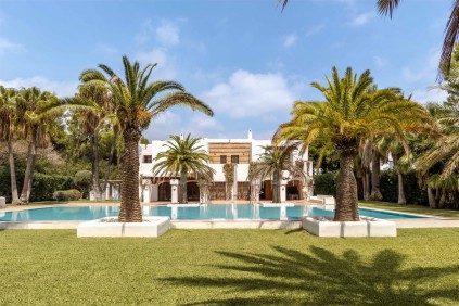 Unique and stunning sea front villa with granted building license for Blakstad reform project
