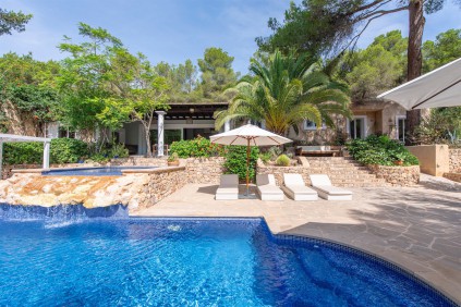 Charming Finca with Tourist Licence, Full Privacy and Strong Rental Potential Near Ibiza Town