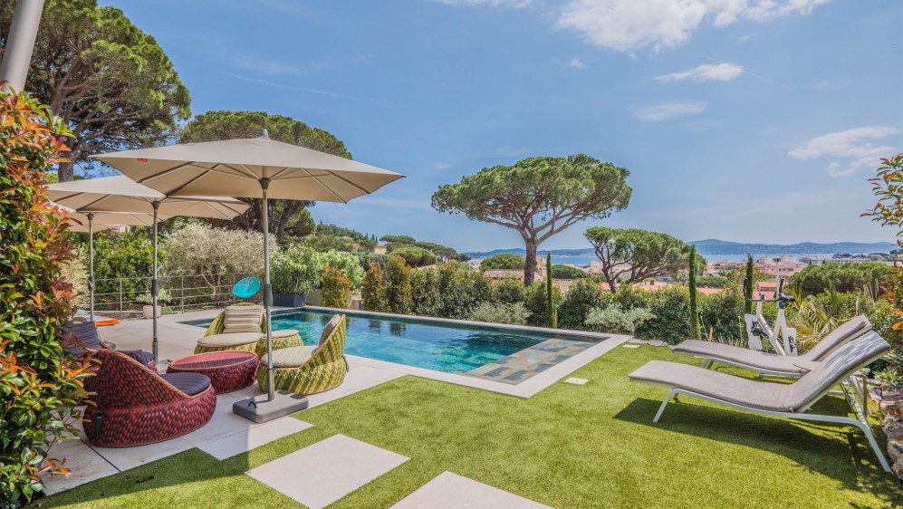Stunning Modern Villa with Sea Views, Steps Away from the Center and Beach