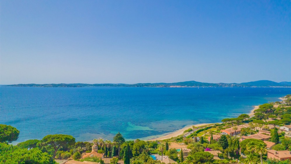 Prime investment opportunity: Stunning villa with expansive sea views in prime location in Sainte-Maxime