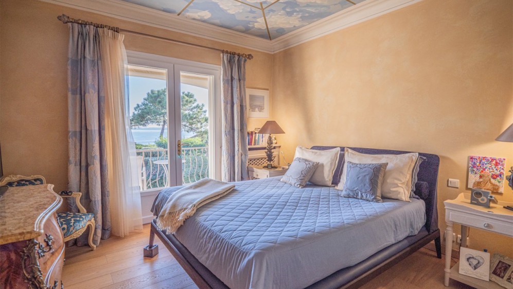 Lovely property offering amazing sea views at walking distance from the beach