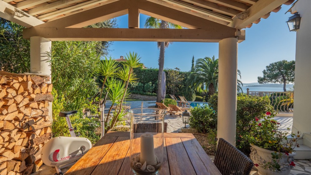Lovely property offering amazing sea views at walking distance from the beach