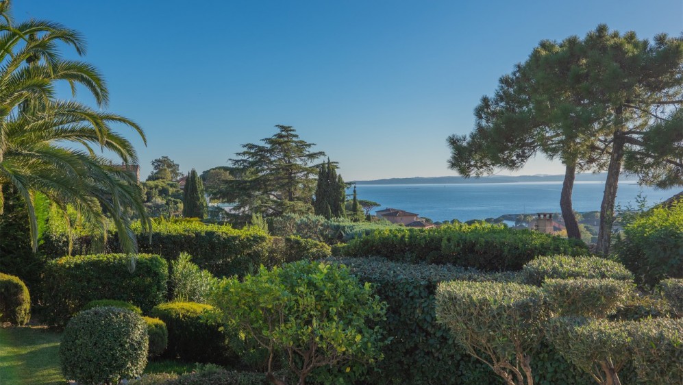 Lovely property offering amazing sea views at walking distance from the beach